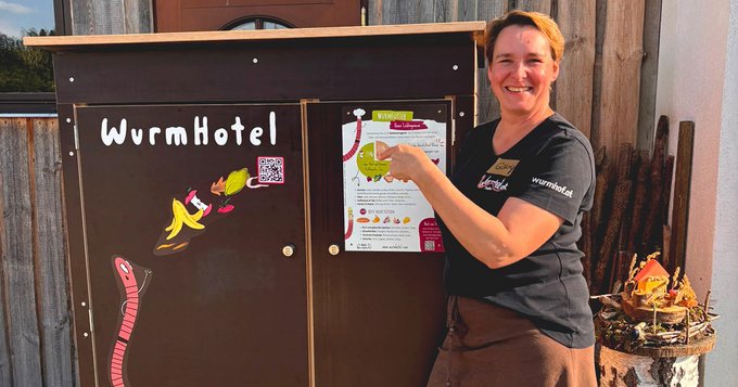 Gaby Thaller beim neuen Wurmhotel
